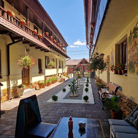 Отель Casa Luca Сымбэта-де-Сус Экстерьер фото