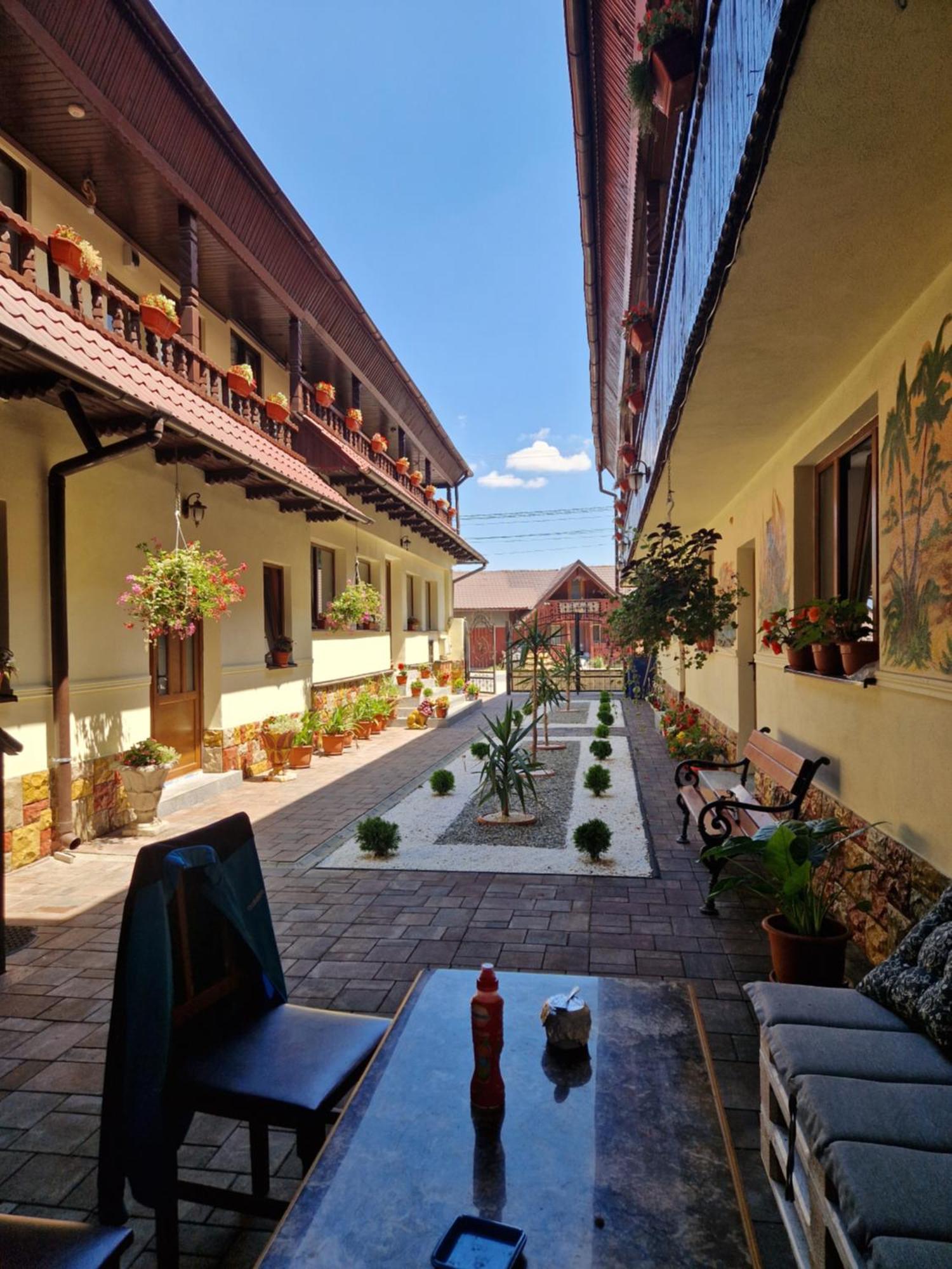 Отель Casa Luca Сымбэта-де-Сус Экстерьер фото